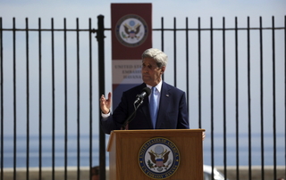 John Kerry na ceremonii k otevření velvyslanectví v Havaně.