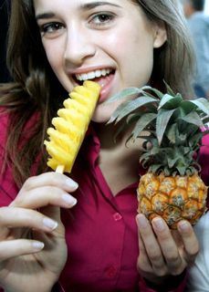 Američené jedí na špejli i ovoce, jako je ananas, broskev či banán.