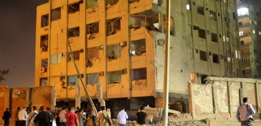 Budova poblíž Káhiry po explozi.