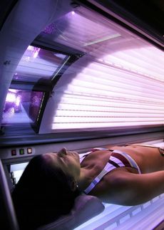 Někteří závislí lidé chodí do solária i přes to, že mají rakovinu kůže.
