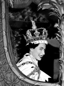 Královna při korunovaci v červnu 1953.