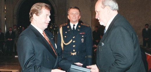 Profesor Palouš přebírá od Václava Havla Řád TGM (1997).