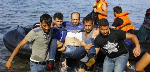 Uprchlíci často riskují i život, aby se do Evropy dostali. Vylodění uprchlíci u řeckého ostrova Lesbos.