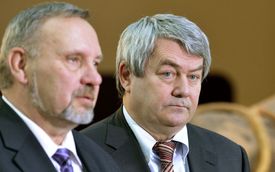 Předseda poslanců KSČM Pavel Kováčik (vlevo) a předseda strany Vojtěch Filip.