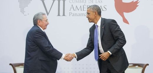 Kubánský prezident Raúl Castro (vlevo) s americkým protějškem Barackem Obamou.