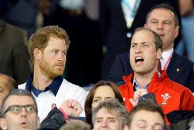 Šlechta na ragby. Princ William z Walesu (vpravo) zpívá velšskou hymnu, vedle něj sleduje dění bratr Harry.