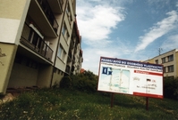 Společnost se na trhu objevila v roce 1993, kdy spustila reklamní kampaň na levné bydlení (foto z roku 2005).