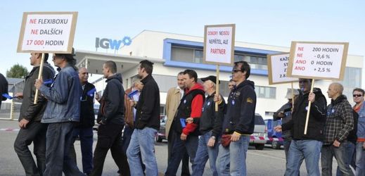 Stávkující zaměstnanci brněnské firmy na výrobu převodovek IG Watteeuw ČR, která je součástí belgického koncernu.