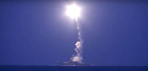 Odpálená ruská raketa s plochou dráhou letu v Kaspickém moři.