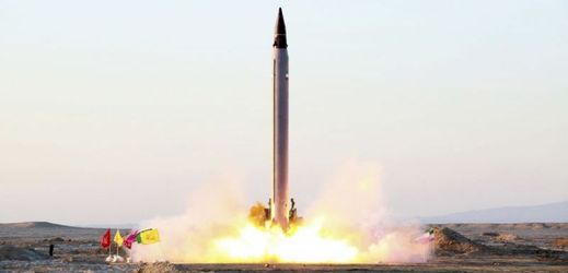Zkušební odpálení dalekonosné balistické rakety Emad. Írán.