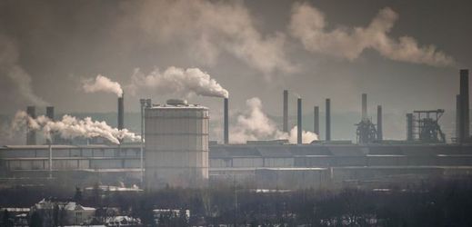 Pohled na průmyslovou zónu, která způsobuje v regionu znečištění ovzduší. Ostrava.