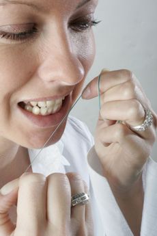 Jednou z častých příčin citlivosti zubů je to, že si pacient zuby čistí špatným způsobem.
