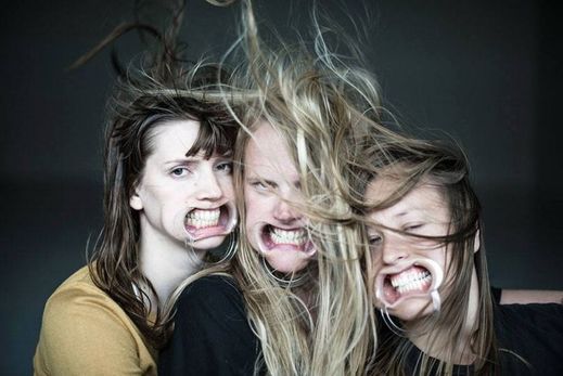 Tři norské performerky v prvním představení uváděném v rámci projektu Nordspirace v Divadle na cucky.