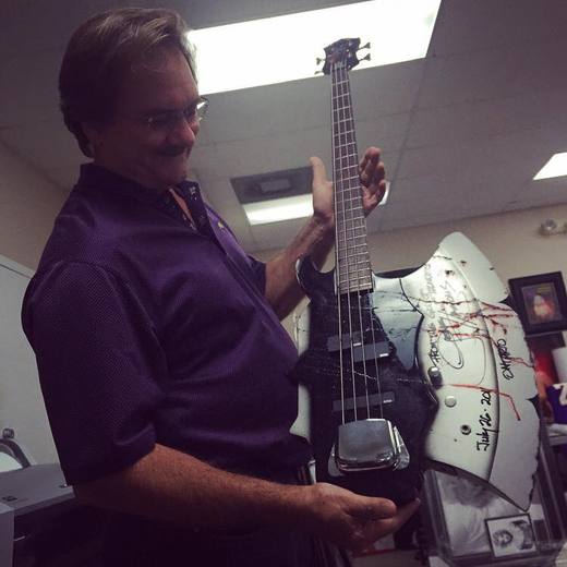 V dražbě v Miami je také baskytara Genea Simmonse z kapely Kiss - s umělou krví a potem.