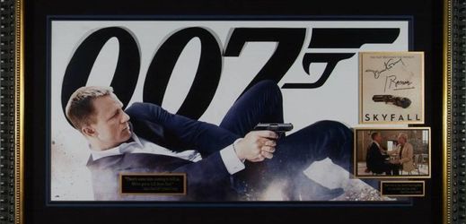 Artefakty ze Skyfallu - poslední Bondovky včetně podpisu. V Praze budou podpisy všech Jamesů Bondů.