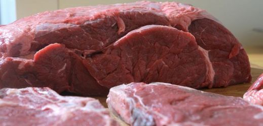 Lidé by měli kvůli snížení rizika rakoviny konzumaci masa pouze omezit.