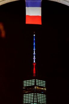 Nejvyšší budova Spojených států One World Trade Center oděná do francouzských barev. Američané vyjádřili solidaritu s obětmi teroristického útoku v Paříži.
