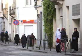 Na snímku bruselská čtvrť Molenbeek, kde belgická policie již zahájila sérii vyšetřovacích nájezdů a operací.