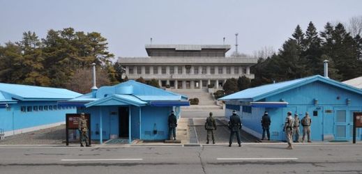 Korejské demilitarizované pásmo, které tvoří hranici mezi Jižní Koreou a komunistickou KLDR. Tato nárazníková zóna byla stanovena dohodou o příměří, jež v roce 1953 ukončila tříletou korejskou válku.