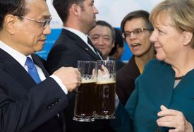 Německá kancléřka Angela Merkelová (vpravo) a čínský premiér Li Keqiang (vlevo) ochutnávají nealkoholické tmavé pivo při návštěvě Německé akademie na univerzitě v Che-fej v Hefei v Číně.
