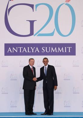 Turecký prezident Recep Tayyip Erdogan (vlevo) a americký prezident Barrack Obama při setkání na summitu G20 v Turecku.