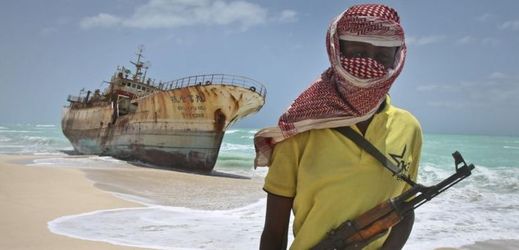 Na snímku maskovaný somálský pirát (ilustrační foto).