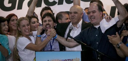 Radost opozice nad výsledky voleb. Vlevo Lilian Tintori, manželka uvězněného venezuelského opozičního vůdce Leopolda Lópeze, 