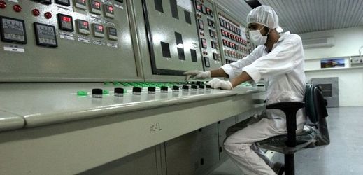 Technik pracující v zařízení na přeměnu uranu.
