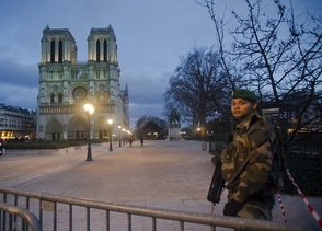 Policejní ochrana v Paříži.
