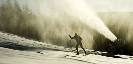 V Královéhradeckém kraji vlekaři zasněžují sjezdové tratě pomocí sněžných děl. Snímek ze skiareálu v Horních Mísečkách.