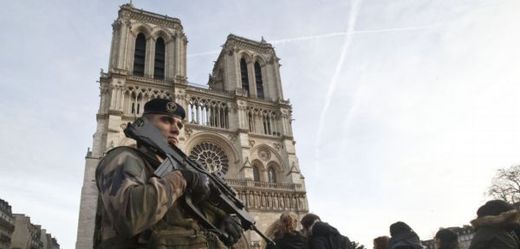 Francouzský voják před katedrálou Notre Dame (ilustrační foto).