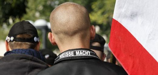 Německý neonacista s nášivkou "bílá síla".