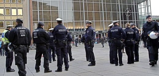 Němečtí policisté hlídkují u hlavního nádraží v Kolíně nad Rýnem.
