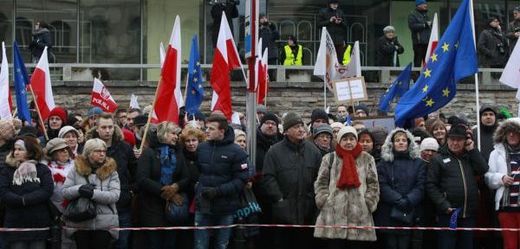Tisíce Poláků protestují proti ovládnutí veřejnoprávních médií.