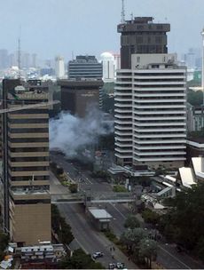 Výbuchy se odehrály v rušné čtvrti Jakarty.