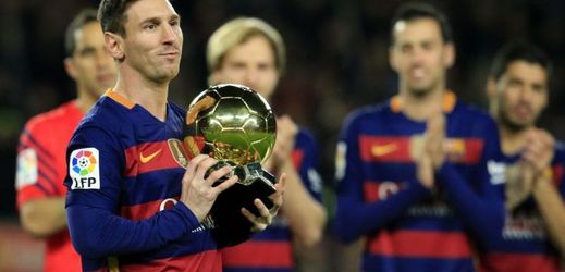 Co asi dělá hvězda fotbalového týmu FC Barcelona Lionel Messi, pokud zrovna nekope do míče?
