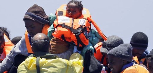 Migranti v záchranných vestách (ilustrační foto).