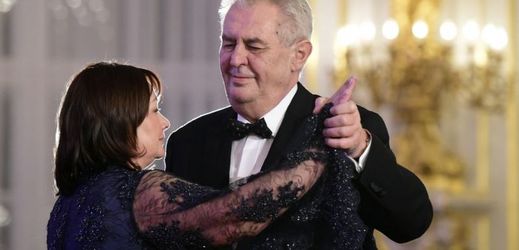 Miloš Zeman při tanci s první dámou.