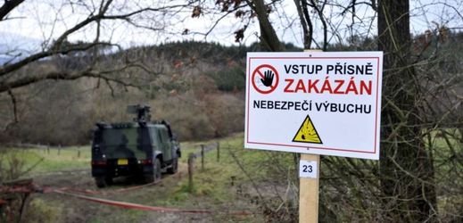 Na snímku vojáci hlídají areál vybuchlého muničního skladu ve Vrběticích, části obce Vlachovice na Zlínsku.