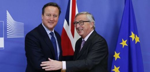 Britský premiér David Cameron (vlevo) a předseda Evropské komise Jean-Claude Juncker.