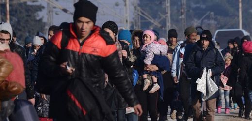 Migranti mířící do uprchlického tábora, musejí vyčkat na povolení v cestě do jižní Makedonie.