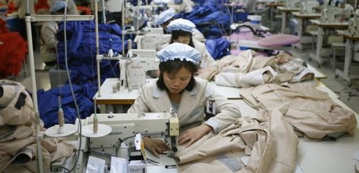 Dělníci šijící bundy v továrně vlastněné jihokorejskou společností Kesong v průmyslovém komplexu v Severní Koreji.
