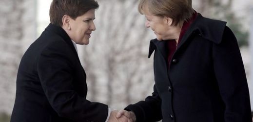 Polská premiérka Beata Szydlová s německou kancléřkou Angelou Merkelovou.