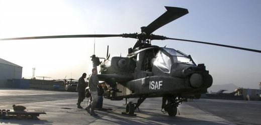 Bitevní vrtulník AH-64 Apache vybaven kombinovanou výzbrojí, z kanónu ráže 30 mm a řízenými raketami Hellfire.