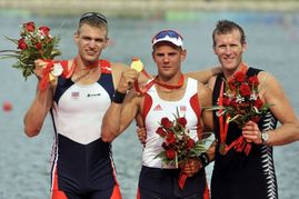 Olaf Tufte (uprostřed) se zlatou olympijskou medailí z olympiády v Pekingu.