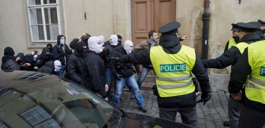 Policie proti maskovaným výtržníkům nezasáhla.