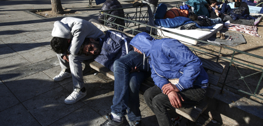 Mladiství uprchlíci přespávající v parku v Athénách (ilustračn foto).