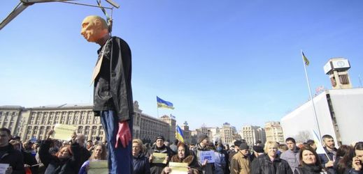 Několik stovek lidí demonstrovalo před ruskou ambasádou v Kyjevě.