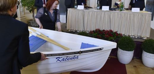 Miloš Zeman dostal dárek - dvoumetrovou loďku Kačenku.