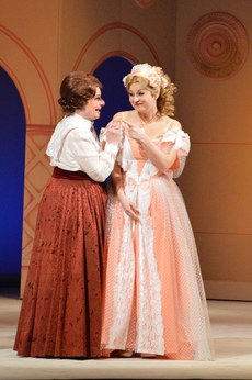 V operetním kuse Perly panny Serafínky vytoupí také herečky Zdeňka Mollíková a Barbara Sabella (na snímku).